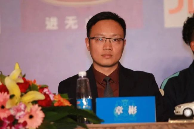 那老陈家，是杀猪的宰牛的，陈屠户本人彪悍得很，走在村里，小孩子见了都怕。